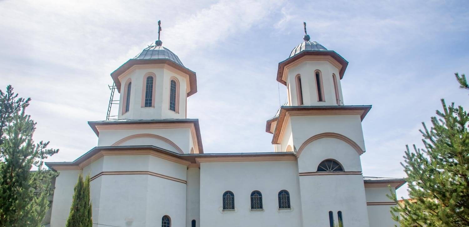 Kishë dhe ambient i jashtëm në Korçë